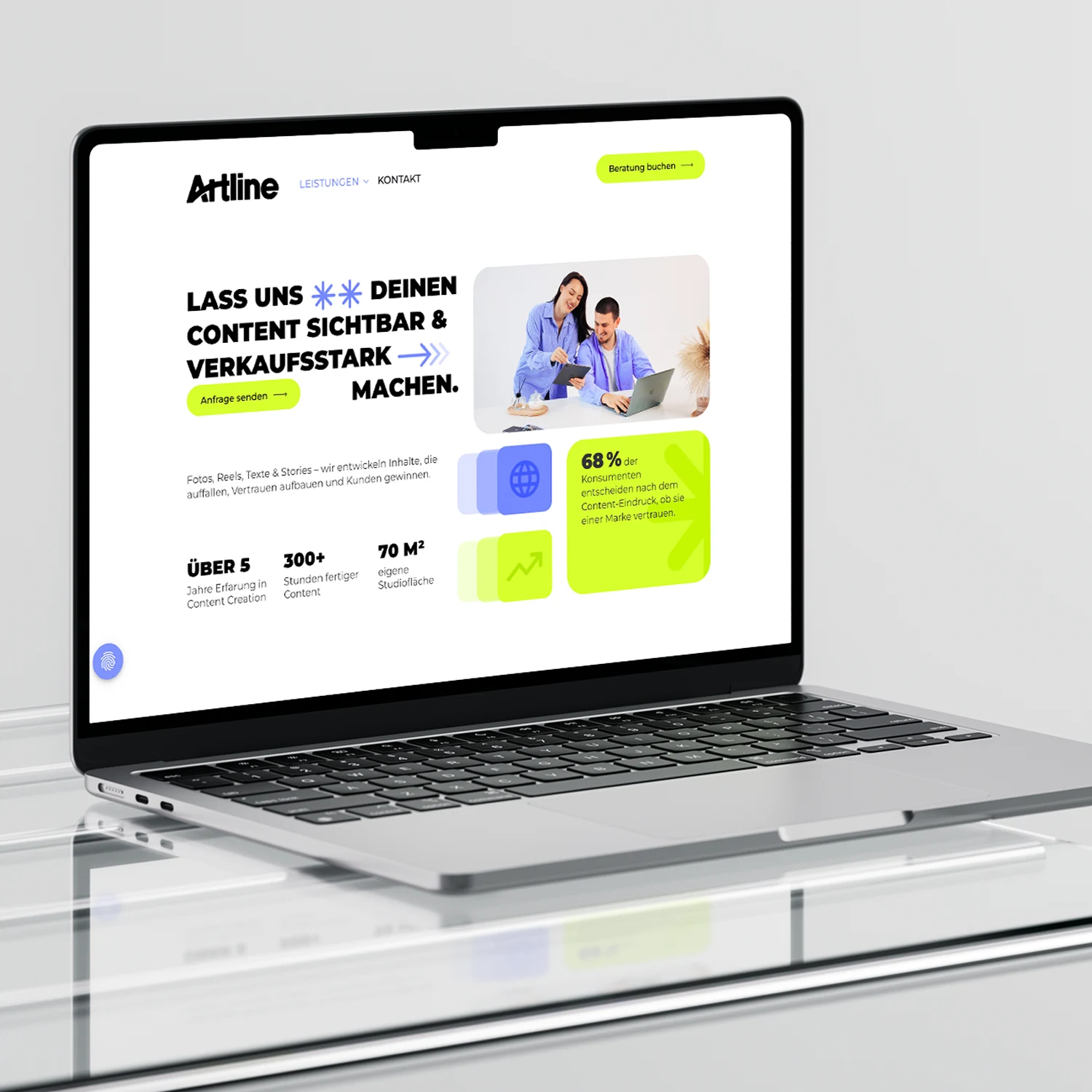 Laptop mit geöffneter Webseite von Artline, die Content Creation und Marketinglösungen präsentiert.