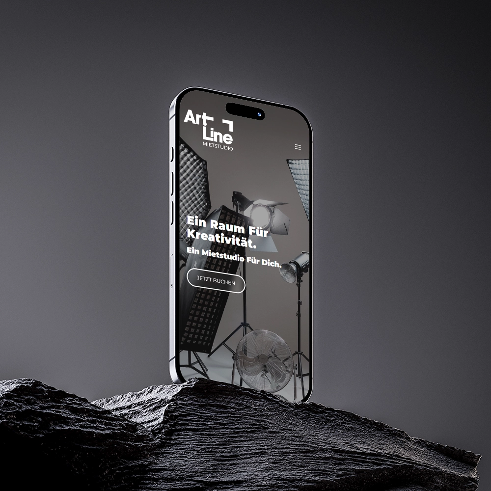 Smartphone mit geöffneter Webseite von ArtLine Mietstudio, einem Mietstudio für kreative Foto- und Videoproduktionen.