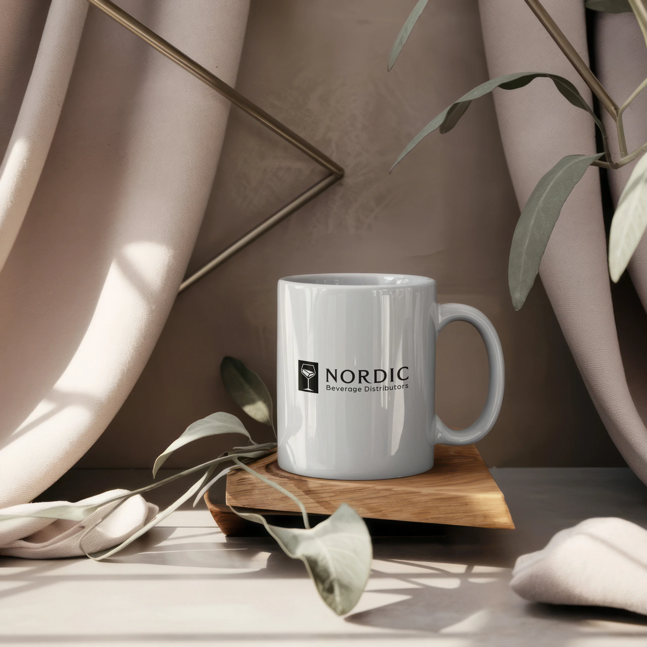 Nordic Beverage Distributors Kaffeetasse in Lifestyle-Mockup mit Pflanze und natürlichem Licht – Branding