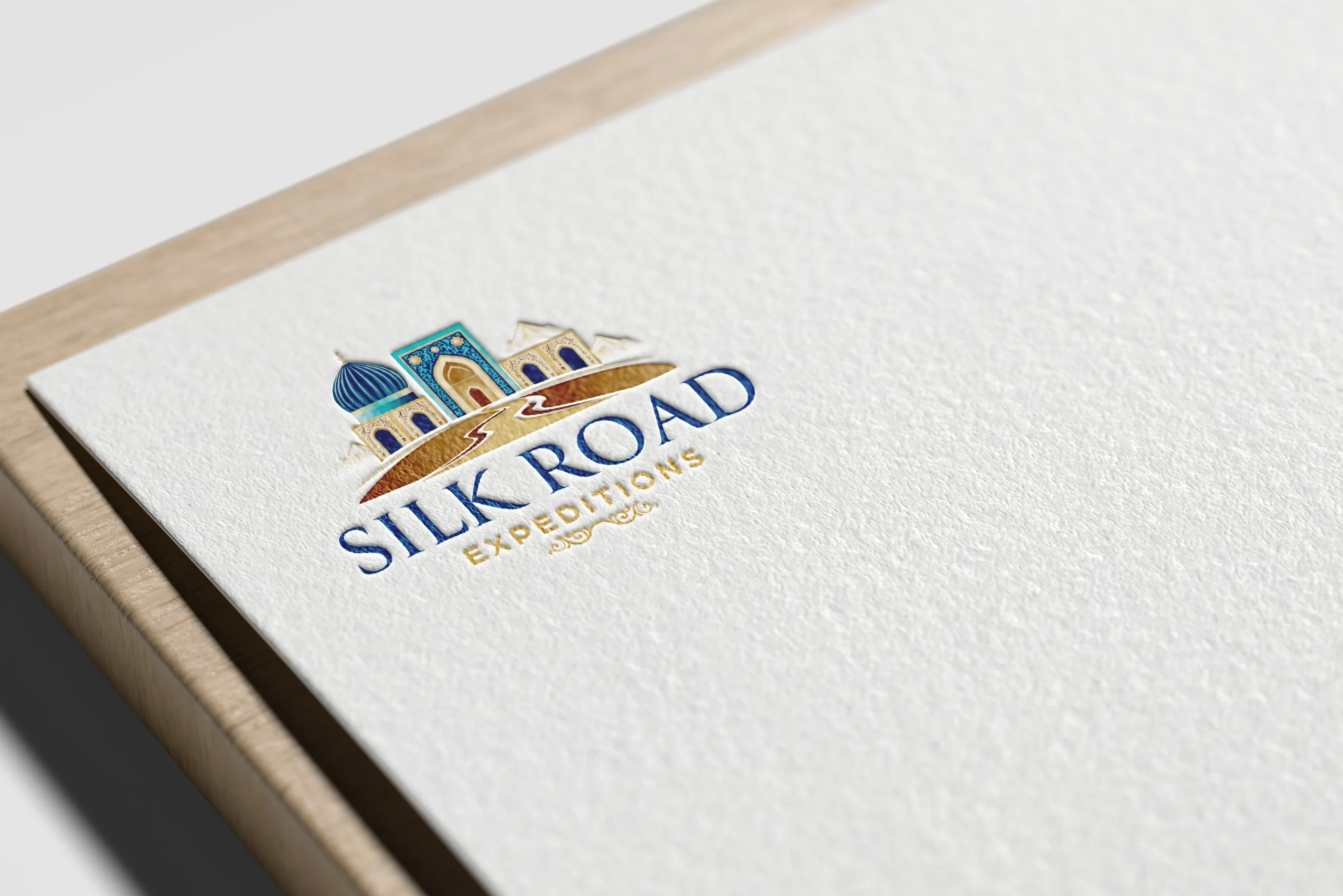 Silk Road Expeditions Logo auf Briefpapier-Nahaufnahme mit Papierstruktur – Corporate Design