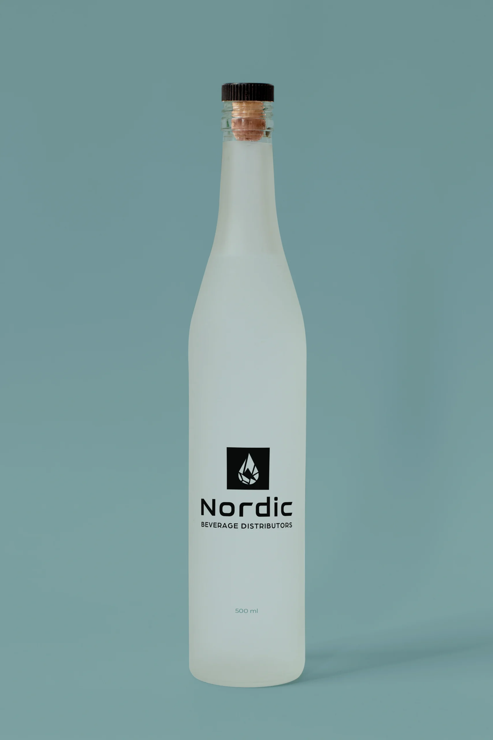 Weiße Getränkeflasche mit Nordic Beverage Distributors Logo auf türkisem Hintergrund – Packaging Design