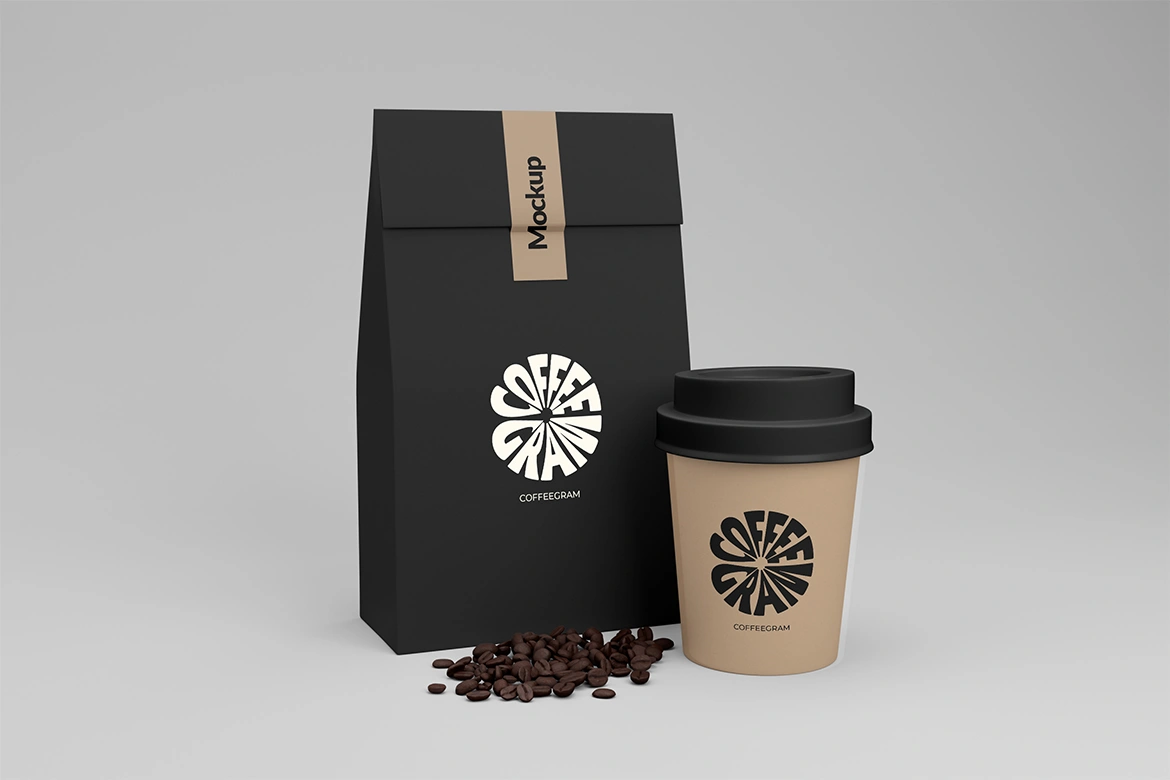 Coffee Gram Packaging Design: schwarzer Kaffeebeutel und To-Go-Becher mit Logo-Mockup und Kaffeebohnen