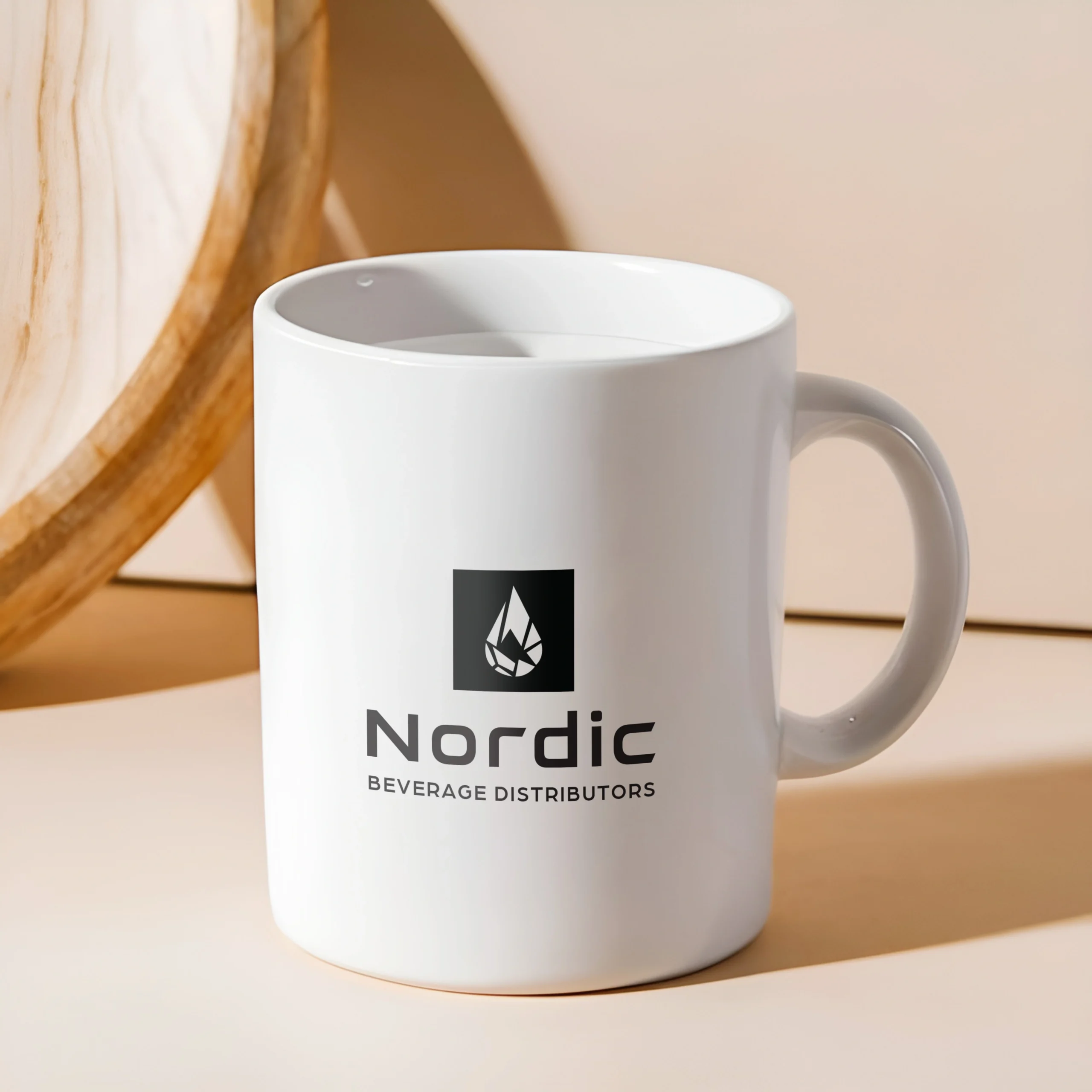Weiße Kaffeetasse mit Nordic Beverage Distributors Logo – Merchandise Branding Mockup