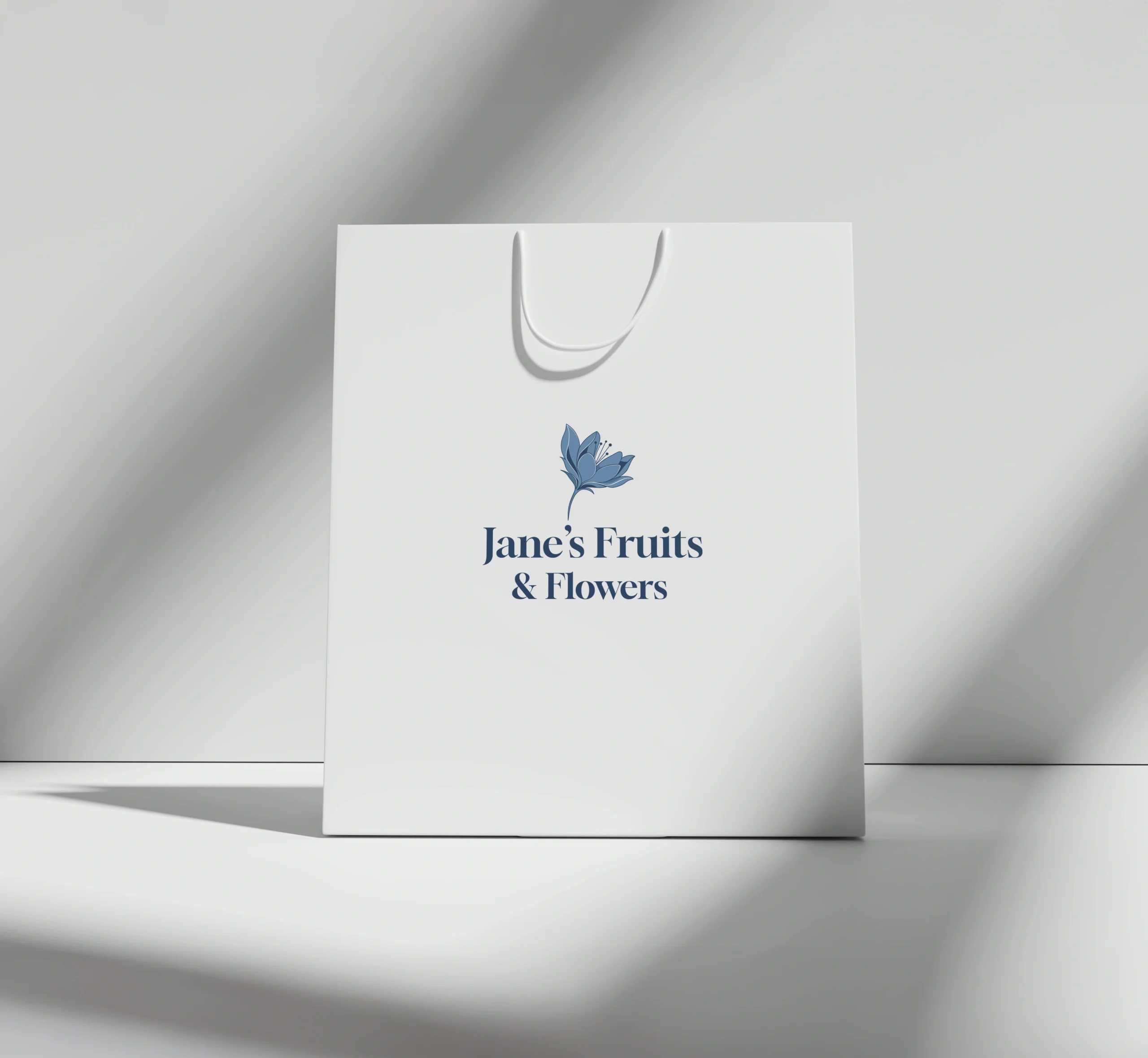 Jane's Fruits & Flowers Logo auf weißer Papiertüte – Merchandise Branding für Floristik
