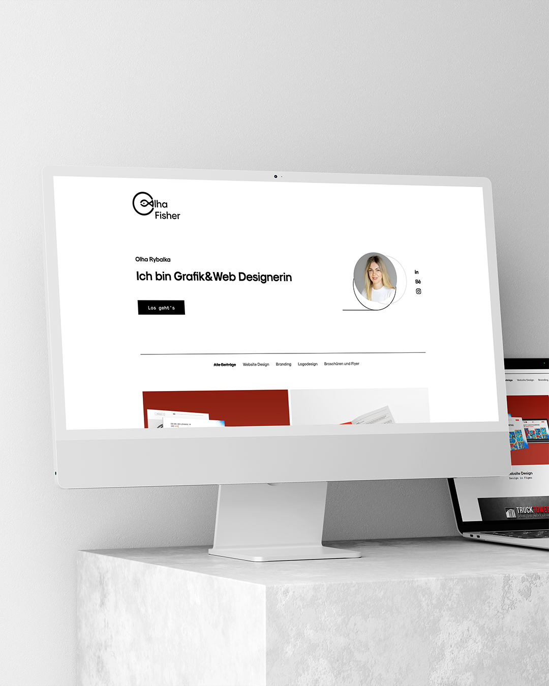 Portfolio Website einer Grafik- und Webdesignerin auf einem modernen Desktop-Monitor