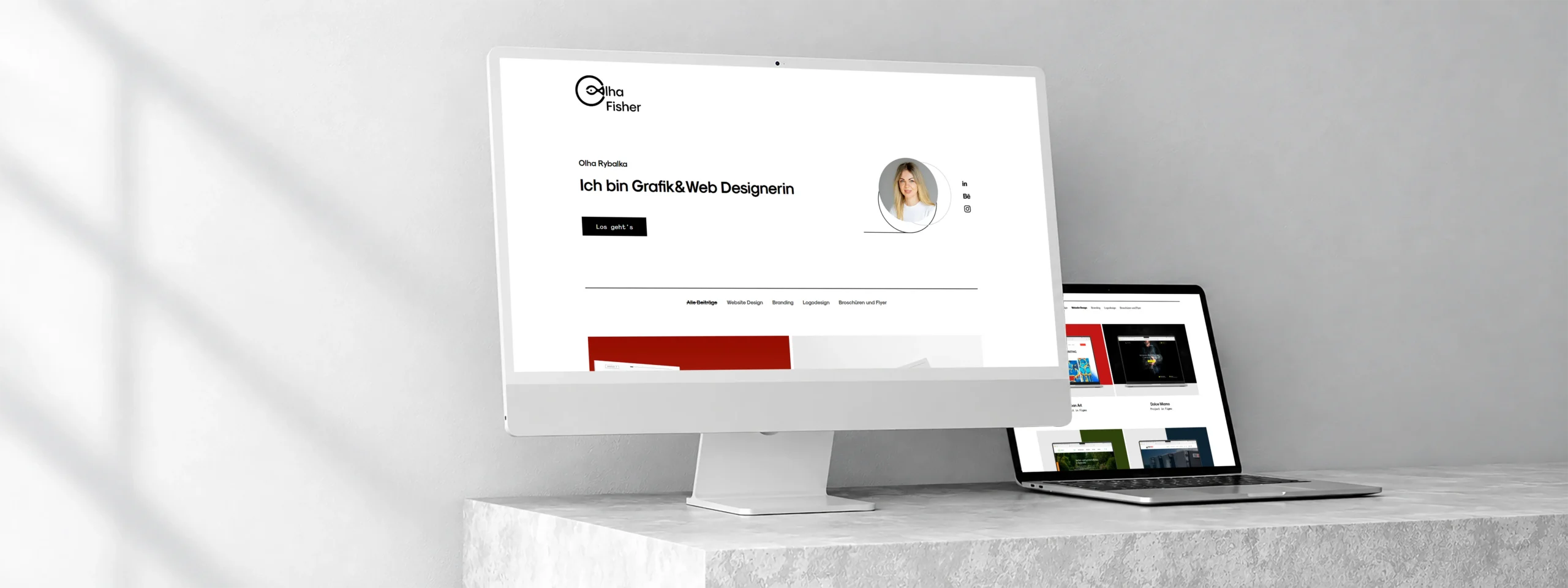 Portfolio Website einer Grafik- und Webdesignerin auf einem modernen Desktop-Monitor