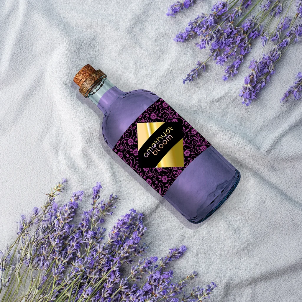 Amethyst Bloom Verpackungsdesign auf Glasflasche mit violettem Etikett und Lavendel
