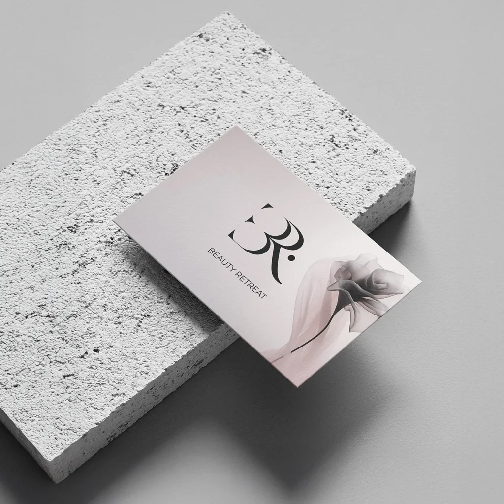 Elegantes Beauty Retreat Logo auf minimalistischer Visitenkarte mit floralem Design