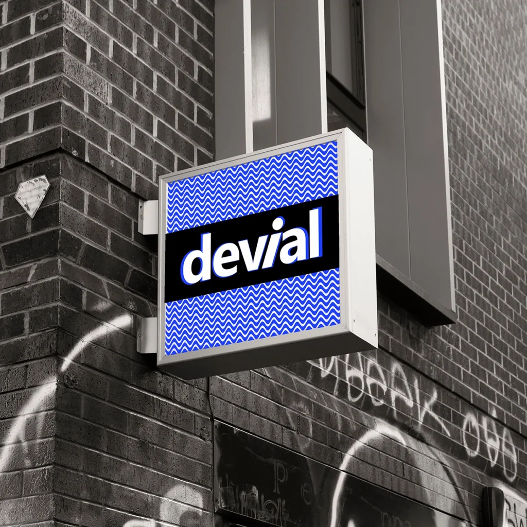Devial Logo Design auf beleuchtetem Schild an urbaner Backsteinfassade