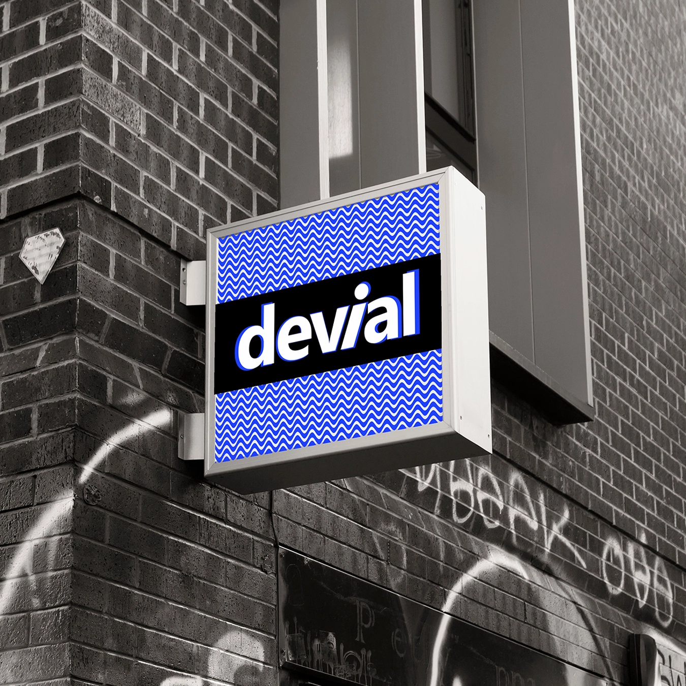 Devial Logo Design auf beleuchtetem Schild an urbaner Backsteinfassade