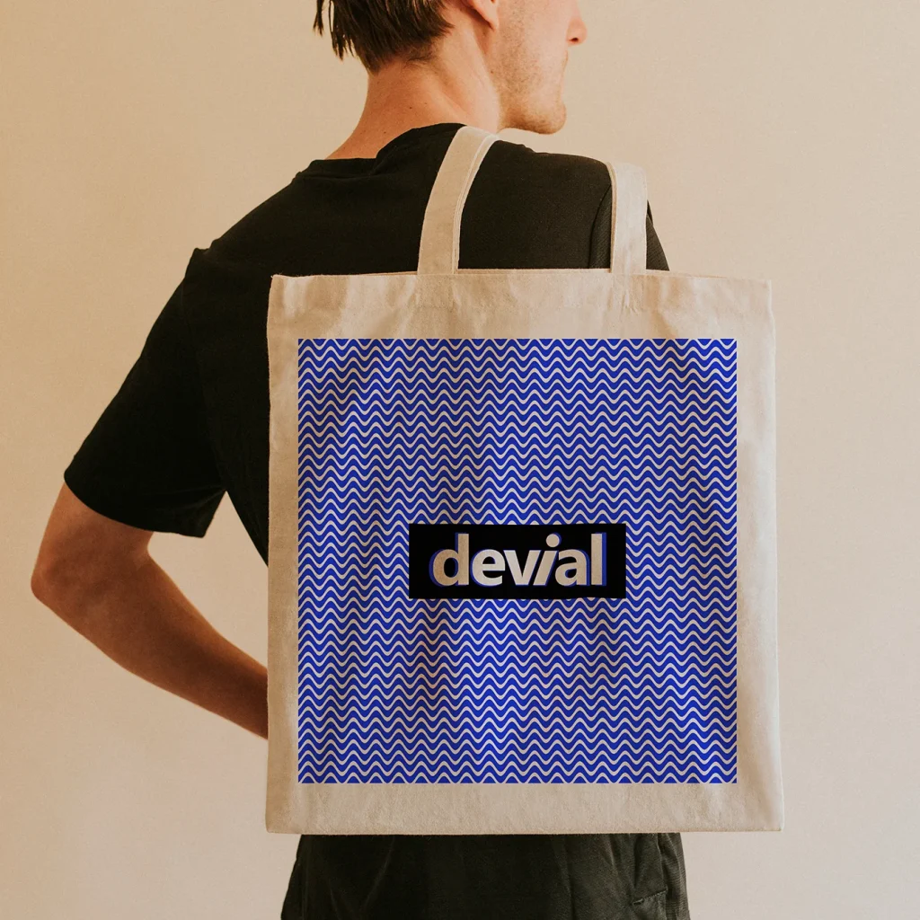 Devial Branding auf Stofftasche mit blauem Wellenmuster und Logo